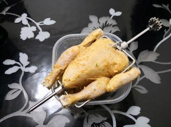 step4: 焗前2小時取出， 將雞用烤蒸寶的旋轉燒烤叉固定