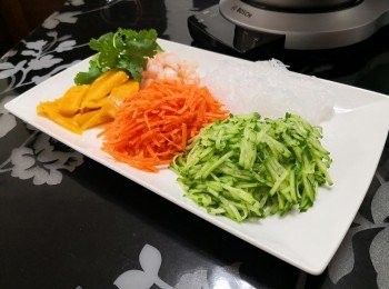 step2: 青瓜和甘筍刨成絲裝備用