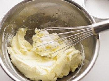 step3: 改使用打蛋器，將細砂糖分2∼3 次加入並混拌。