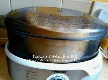 step7: 蒸碟掃上油放入蒸籠內 , 將粉糊放入蒸碟 , 放入電蒸鍋內蓋上蓋蒸25分鐘 , 取出待涼切件 , 最後灑上桂花糖即可