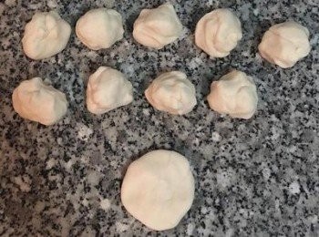 step9: 秤重等量切成10顆，每顆約50～51g，先壓扁，