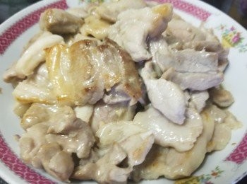 step6: 將腩片上少少生粉，爆香蒜頭，乾蔥大火放入煎封，少少金黃色色後上碟備用