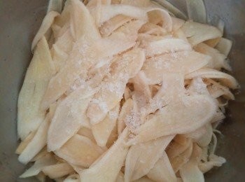 step5: 加入粗鹽拌勻，靜待30分鐘。