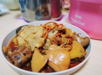 step15: 慢慢將美味既花膠雞煲轉移到碟上，上得檯啦！「蟲草花螺頭花膠雞煲」完成!!