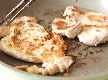 step4: 以大火燒熱油，下豬扒煎至兩面金黃色後，調至中火，每1分鐘把豬扒翻面一次，煎至豬扒熟透。