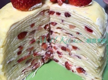 step4: ➡️士多啤梨粒➡️pancake至理想高度後， 加上裝飾，雪3-4時後切件享用更佳～完成