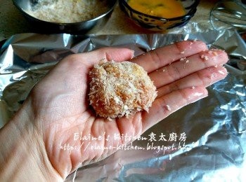 step13: 將其餘五件的雞塊沾上蛋液(1隻雞蛋打散)及麵包糠