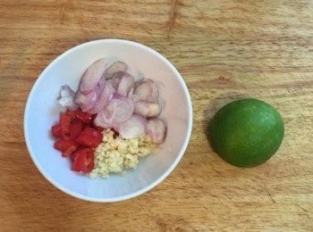 step4: 將蒜頭切末，紅蔥頭切薄片，辣椒切圈狀(不喜吃辣者可去籽)，檸檬對切； 喜歡香菜的話也可以在此加入切碎的香菜喔。