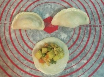 step15: 麵皮翻面包入內餡，捏緊成半圓形，再將邊緣捏壓出花紋。