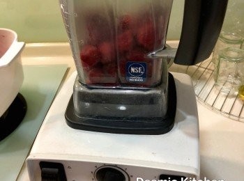 step11: 倒入食物調理機中、以#2速 攪打約20秒， 使果肉與籽分離即可 （分成2～3批處理較佳）