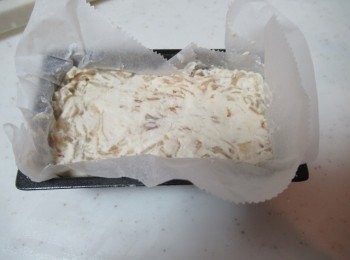 step6: 放入鋪烹飪紙模裡,表面鋪平隔水中火蒸35分鐘,熄火待涼.