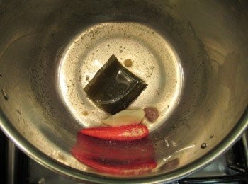 step3: 取小鍋子,倒入酒,味霖,白米醋,蝦醬,葫蘆吧粉,蒜碎及辣椒煮滾,出香氣倒入昆布柴魚高湯.(可放煮昆布柴魚高湯後的昆布片)
