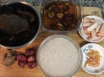 step1: 糯米洗淨後泡水2個小時；香菇洗淨冷水泡軟；蝦米洗淨冷水泡軟； 螃蟹買回家後，略微沖洗後泡入鹽水中約1小時，能讓螃蟹把肺清乾淨。