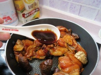 step8: 加入雞睥扒炒起，然後加入兩湯匙蠔油混和調味。