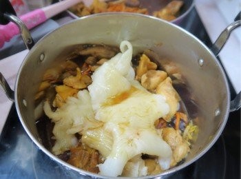 step12: 再加入已浸發花膠到Thermos真空煲內鍋中，平鋪在一半的材料上。