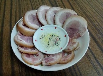 step5: 享用時只需取出切片即可，食時可配上蒜醋汁。