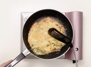 step4: 落少少油，倒入拌好的米粉將兩邊煎至金黃即成