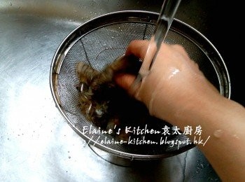 step1: 蝦頭蝦殼用水沖一沖洗及瀝乾水份