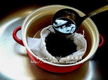 step8: 魚袋放入煲內 , 將搓過的涼粉草放入 , 再倒入涼粉水隔渣