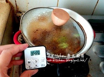 step3: 用中火煮滾後蓋上蓋轉慢火煮45分鐘