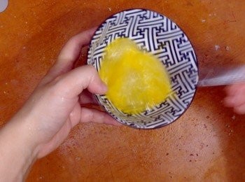 step3: 打勻一隻蛋，加入豬扒沾滿蛋液