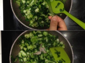 step7: 把小棠菜粒炒至8成熟，中間加入1小匙鹽