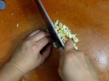 step13: 蒜頭拍爛後去皮去根部，再切碎備用