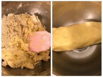 step4: 將已過篩材料加入拌匀，最後，加入腰果粉拌勻（因為蛋有大細，如拌勻後感到黏手，可放雪櫃30分鐘）