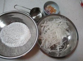 step2: 蘿蔔切絲灑鹽抓勻靜置至出水.