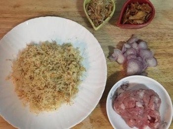 step3: 先進行<span class="group_3">內餡</span>的製做，將紅蔥頭洗淨去皮後切片，菜脯米則是依鹹度看是要泡一下水或過水沖一下即可，這裡的菜脯米是女漢子自製，故不會鹹，因此女漢子只有在炒之前沖一下水而已，自製菜脯米的連結：https://cook1cook.com/recipe/35553