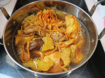 step13: 最後將餘下的另一半材料加入內鍋，以蓋過花膠，然後用中火煮大約15分鐘。