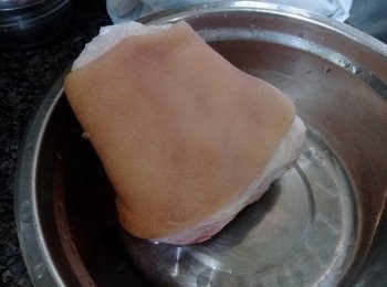 step1: 將急凍鹹豬手解凍，再汆水，凍水落至滾起，將豬手取出。