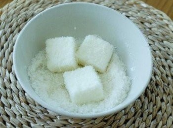 step7: 再沾滿椰絲即成！