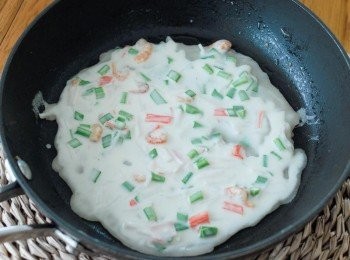 step3: 燒熱鑊後下油，下粉漿，用中火將兩面煎至金黃色即成！