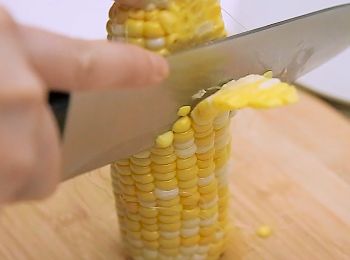 step1: 用刀，垂直粟米，直接切下粟米粒。