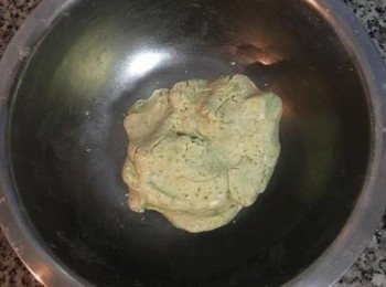 step8: 先煮滾一小鍋的水準備煮粿脆，加了粿脆的<span class="group_2">粿皮</span>更Q軟喔~~ 接著在粉料裡倒入艾草汁和沙拉油，並慢慢的逐步加水，邊揉邊加，加到可揉成糰即可，