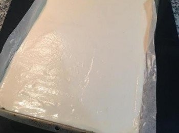 step11: 倒入鋪了烘焙紙的烤盤上抹平，提起烤盤落下做敲模震出氣泡的動做。入烤箱160度烤15分鐘，取出轉頭再烤10分鐘(顏色才會均勻喔)。