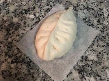 step16: 左右各摺個六七次，便可收口捏緊了！ 也可以包成一般的包子狀，包法其實是看自己喜歡最重要。