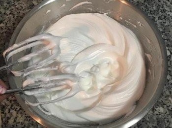 step6: 烤箱預熱170 蛋白中速略打發後，滴入檸檬汁後續打，接著再加入糖粉續打，轉快速將剩下的糖分兩次加入蛋白霜中，蛋白打到表面光亮，打痕清楚，拉起打蛋器時蛋白直挺即可。不要過度打到蛋白霜失去光澤。