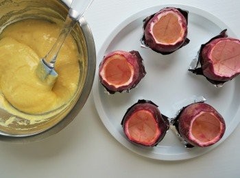 step4: 蛋白打發至粗泡後，分三次加入剩餘的1湯匙糖，再持續打發2-3分鐘，直至尖角呈彎鈎即可。先將1/3蛋白霜加入蛋黃糊，輕輕混合後，倒入剩餘的2/3蛋白霜，輕柔切拌至完全混合。