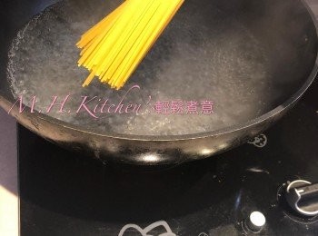 step4: 意粉用熱煮6分鐘至熟瀝起