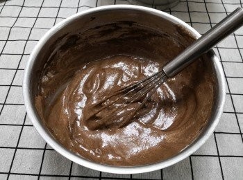 step7: 再將餘下的蛋白霜加進, 輕力混合成蛋糕漿糊