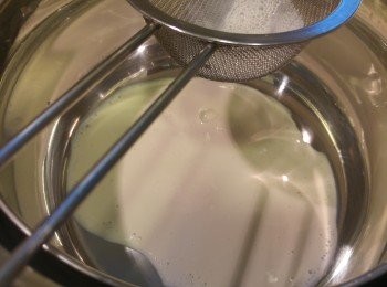 step4: 將豆漿混合物過篩, 倒入燘燒鍋內。假如沒有真空煲可改用電飯煲，倒入電飯煲內膽內。