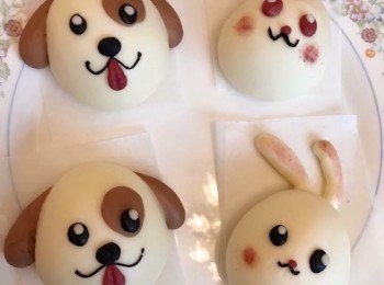 step5: 造型快完成時， 準備鍋中水溫至40度左右，以便造型完成後， 把蒸籠連蓋放上去，讓餘溫給已造型饅頭進行發酵20-30分鐘，發酵至兩倍大或體積由4cm發至6cm 左右(圓形造型）或按下去後，饅頭會慢速回彈，即發酵完畢， 可開中火蒸煮, 冬天發酵時間需要較長。