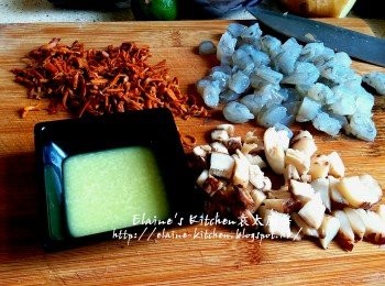 step4: 將蝦肉用水沖一沖洗後去腸切粒 , 冬菇切粒 , 蟲草花切碎 , 薑蘑成薑汁