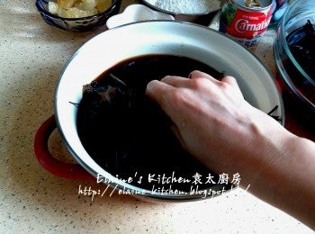 step5: 用手拎起涼粉草搓出膠質(約10分鐘) , 雙手感覺膠膠滑滑 , 好似潤膚露咁