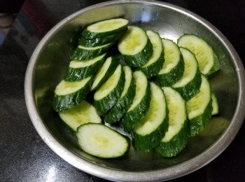 step3: 清洗後將青瓜切片