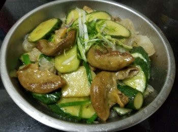 step9: 將已煲過湯的豬粉腸取出後 , 稍為放涼切件 , 燒紅油鑊用少少鹽 , 蒜頭 , 乾蔥將豬粉腸煎香備用 。
再起鑊爆香蒜頭 , 乾蔥 , 薑片 , 大火爆炒青瓜 , 炒至開始軟身後 , 加入糖 , 雞粉 , 蠔油 200ml 水放入芋絲蓋好煮 1 分鐘 , 再將豬粉腸回鑊 , 大火炒至收汁 , 少少麻油 , 生粉水埋芡 , 完成。