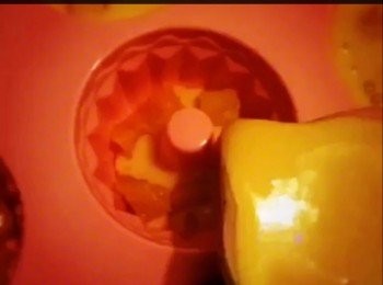 step2: 花型模放入少許芒果粒，將混合漿倒入模內。放入雪櫃約7小時凝固後便可脫模。
食的時候，可以加芒果裝飾，或再加淡奶進食。😋