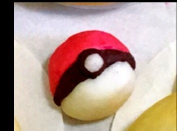 step4: 精靈球
半紅色團10g，半牛奶團10g,可可粉團2g,白色圓形適量，分別用牛奶黏上完成造型。